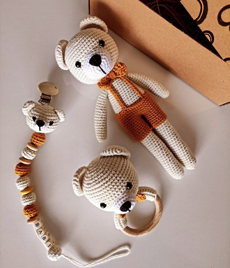 Neugeborenen Baby Jungen Geschenk Set, häkeln Bär Lovey Rassel Set Geschenkbox, Amigurumi Bär Babypartygeschenk, Geschenk für Baby, erstes Spielzeug, neue Mutter Geschenk Bild 3