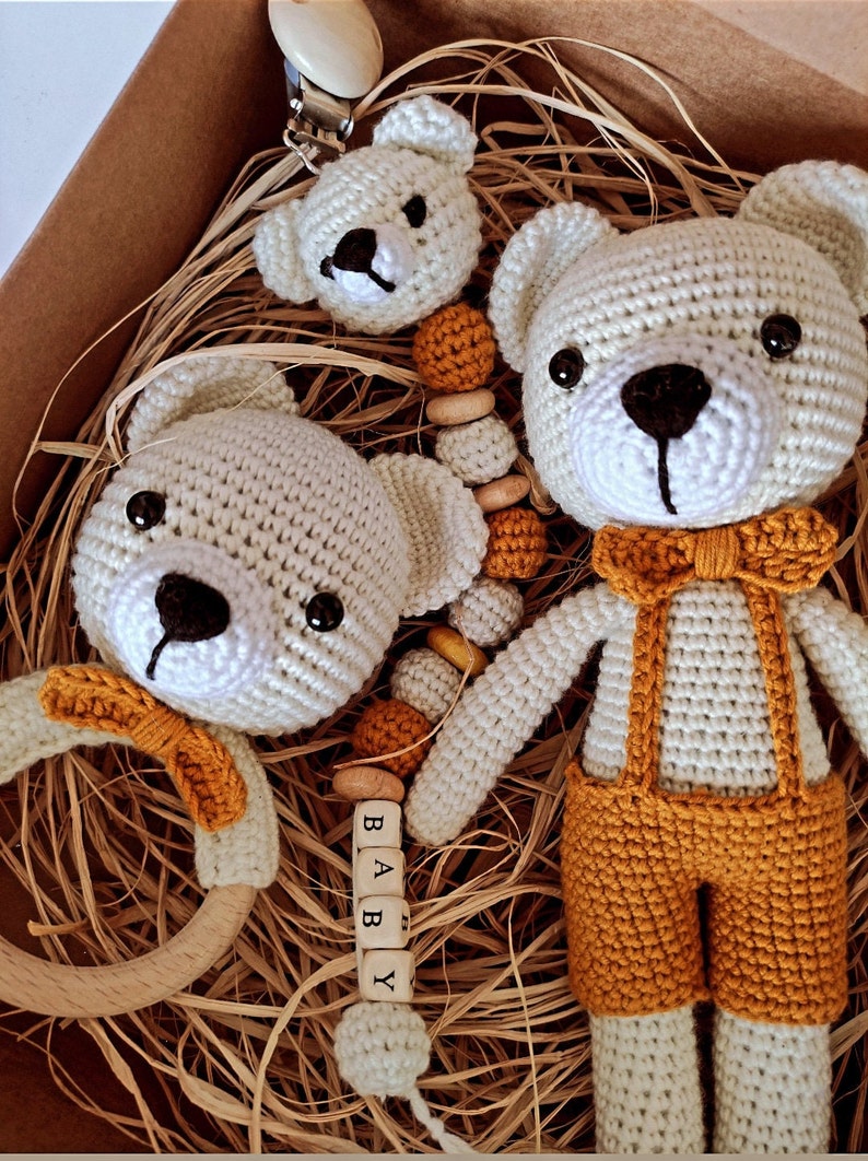 Neugeborenen Baby Jungen Geschenk Set, häkeln Bär Lovey Rassel Set Geschenkbox, Amigurumi Bär Babypartygeschenk, Geschenk für Baby, erstes Spielzeug, neue Mutter Geschenk Bild 2