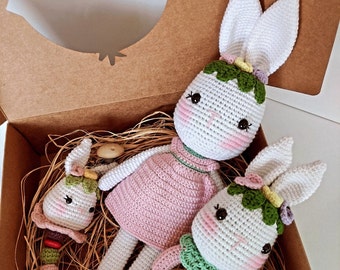 Coffret cadeau bébé lapin personnalisé au crochet - hochet et attache-suce