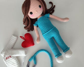 Muñeco amigurumi de médico personalizado: regalo de ganchillo personalizado para profesionales de la salud.