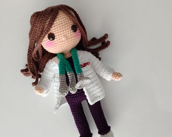 Muñeca de doctora tejida a mano a crochet – Regalo de graduación personalizado