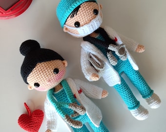 Muñeca de doctora de ganchillo, regalo personalizado, muñeca lavable de 25 cm (10 pulgadas).