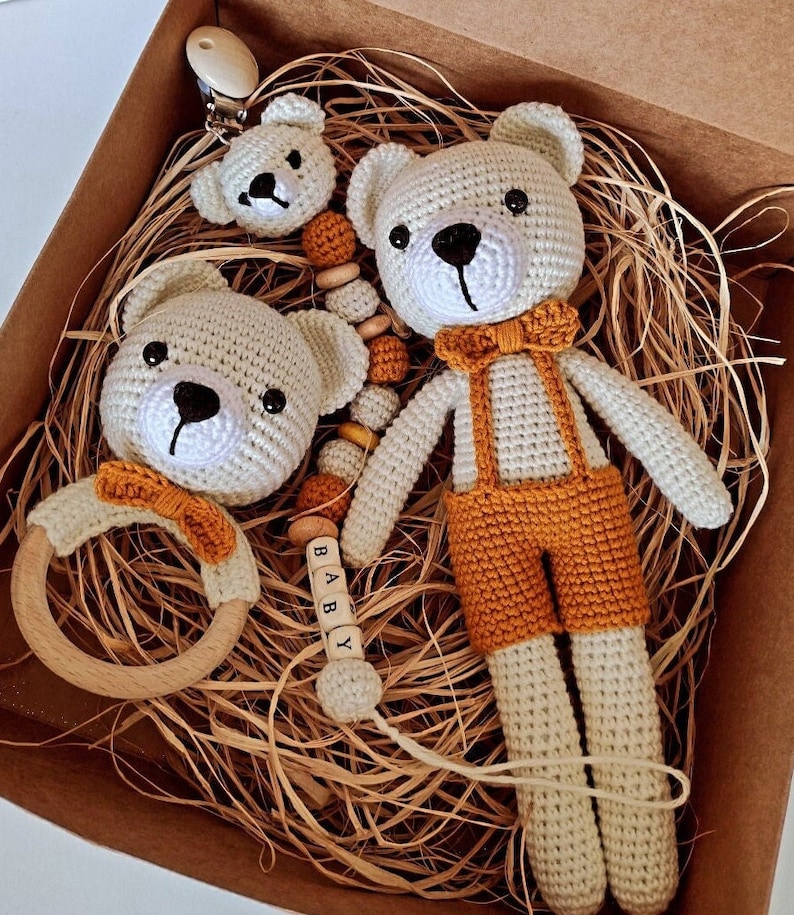 Neugeborenen Baby Jungen Geschenk Set, häkeln Bär Lovey Rassel Set Geschenkbox, Amigurumi Bär Babypartygeschenk, Geschenk für Baby, erstes Spielzeug, neue Mutter Geschenk Bild 1