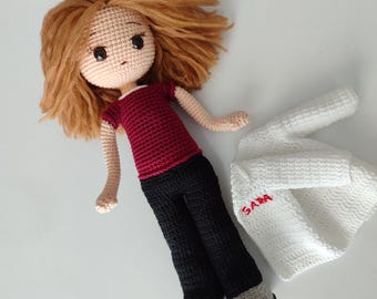 Muñeco de médico hecho a mano a crochet: Bordado de nombre personalizado, regalo para el sector salud