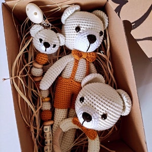 Neugeborenen Baby Jungen Geschenk Set, häkeln Bär Lovey Rassel Set Geschenkbox, Amigurumi Bär Babypartygeschenk, Geschenk für Baby, erstes Spielzeug, neue Mutter Geschenk Bild 4