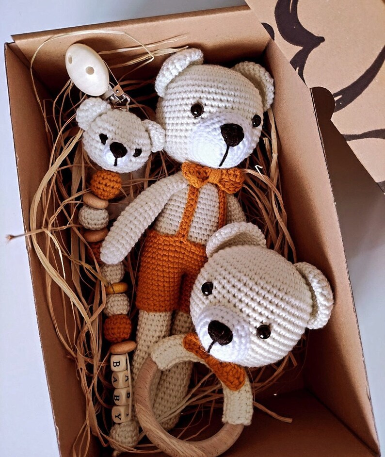 Neugeborenen Baby Jungen Geschenk Set, häkeln Bär Lovey Rassel Set Geschenkbox, Amigurumi Bär Babypartygeschenk, Geschenk für Baby, erstes Spielzeug, neue Mutter Geschenk Bild 4