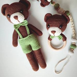 Neugeborenen Baby Jungen Geschenk Set, häkeln Bär Lovey Rassel Set Geschenkbox, Amigurumi Bär Babypartygeschenk, Geschenk für Baby, erstes Spielzeug, neue Mutter Geschenk Biracial newborn set