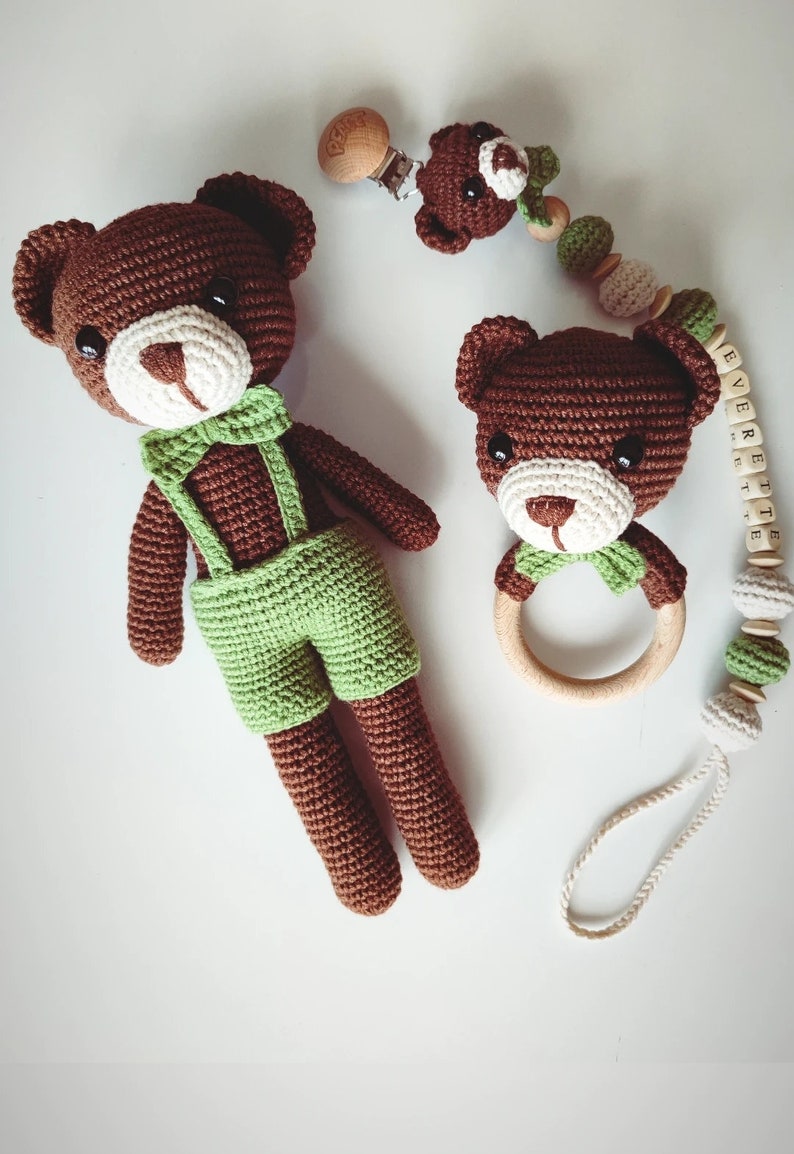 Neugeborenen Baby Jungen Geschenk Set, häkeln Bär Lovey Rassel Set Geschenkbox, Amigurumi Bär Babypartygeschenk, Geschenk für Baby, erstes Spielzeug, neue Mutter Geschenk Biracial newborn set