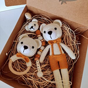 Neugeborenen Baby Jungen Geschenk Set, häkeln Bär Lovey Rassel Set Geschenkbox, Amigurumi Bär Babypartygeschenk, Geschenk für Baby, erstes Spielzeug, neue Mutter Geschenk Newborn Set