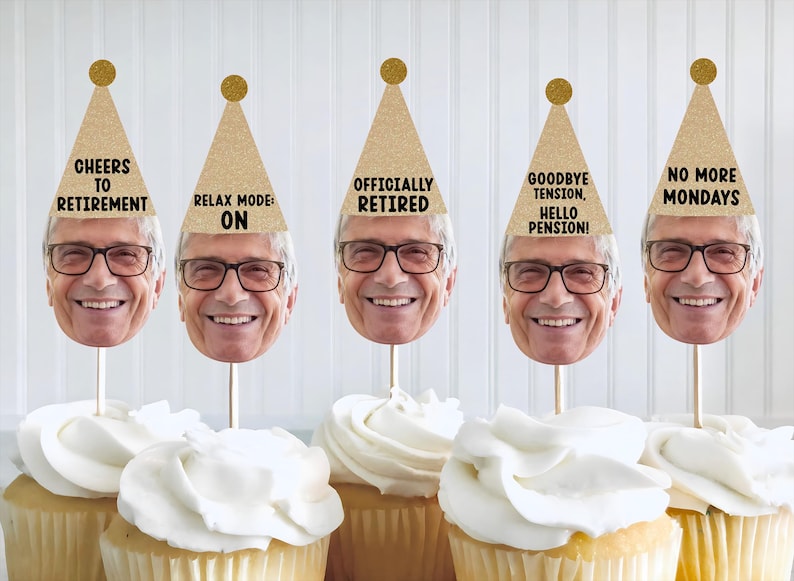 Może przedstawiać: Babeczki z białym lukrem, zwieńczone wycinkami twarzy w czapeczkach. Na czapeczkach widnieją napisy takie jak "Cheers to Retirement", "Relax Mode: On" i "No More Mondays". Zabawny motyw emerytalny.