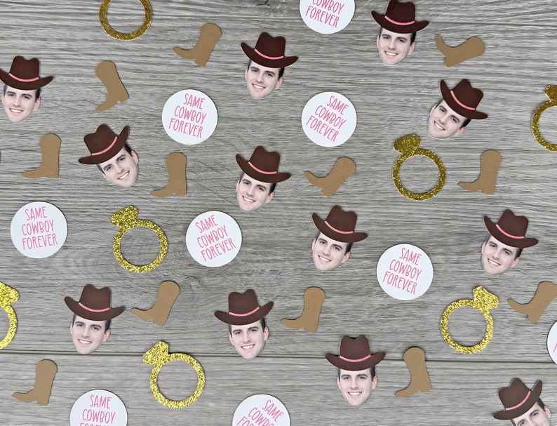 K&ouml;nnte beinhalten: Eine Sammlung Konfetti mit Cowboyhut, Stiefeln, Ringen und dem Spruch "Same Cowboy Forever" in Rosa und Wei&szlig;.