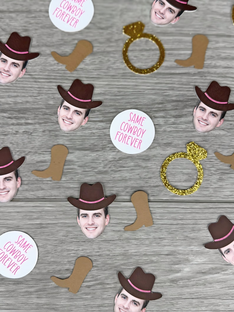 K&ouml;nnte beinhalten: Ein Konfetti-Set mit Cowboyhut, Stiefeln, einem Ring und einem Kreis mit dem Text "Same Cowboy Forever".