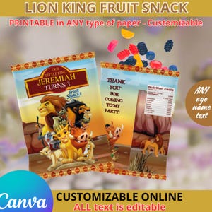 Op de afbeelding: Twee fruit snack zakken met een Lion King thema. Eén zak toont de tekst "Jeremiah Turns 3" en "Fruit Snacks" met Lion King karakters. De andere zak zegt "Bedankt voor het komen naar mijn feest!" en heeft een voedingswaardelabel. De tekst "Customizable Online" is ook zichtbaar.