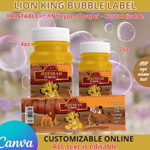 Op de afbeelding: Gele bellenflessen met witte doppen, met het label "Lion King Bubble Label" en "Jeremiah Turns 3." De afbeelding bevat de tekst "Printable in ANY type of paper - Customizable" en "Customizable Online, ALL text is editable."