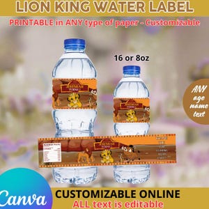 Op de afbeelding: Twee waterflessen met blauwe doppen en aangepaste etiketten met Lion King-personages. De etiketten lezen "Jeremiah Turns 3" en "Bedankt voor je komst naar mijn feest". De tekst "16 of 8oz" is ook zichtbaar. Het ontwerp is online aanpasbaar.
