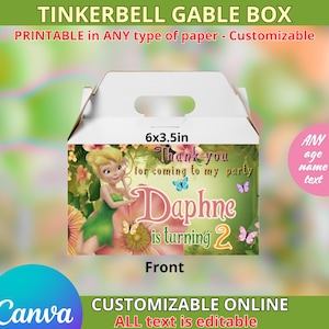 Peut inclure: Une boîte gable blanche avec un design sur le thème de Clochette. Le devant de la boîte présente une image de dessin animé de Clochette, le texte "Merci d'être venu à ma fête", et le nom "Daphne a 2 ans". La boîte mesure 15.2 x 8.9 cm.