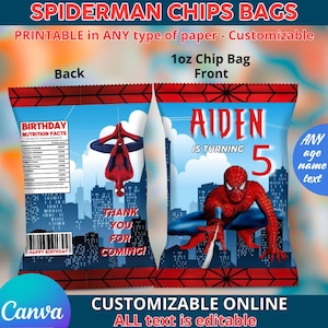 Op de afbeelding: Aanpasbare Spiderman-chipzakken met een blauwe achtergrond en een stadsgezichtontwerp. De voorkant toont Spiderman en de tekst "AIDEN IS TURNING 5". De achterkant bevat voedingsfeiten en de tekst "THANK YOU FOR COMING!"