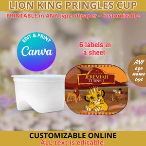 Op de afbeelding: Een witte Pringles-beker met een aanpasbaar Lion King-thema label. Het label toont Simba, Timon en Pumbaa, met de tekst "Jeremiah Turns 3". Het ontwerp is printbaar en online bewerkbaar.