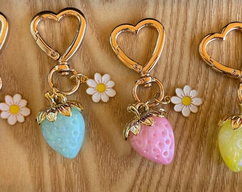 Porte-clés fraise irisée, fermoir coeur, breloque fleur