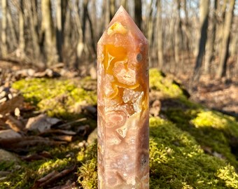 Superbe tour d’agate fleurie avec de belles poches - Cristal de manifestation - Cristal de chakra racine - Cristaux de guérison
