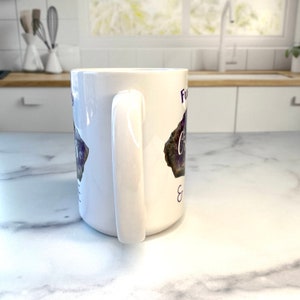 Peut inclure: Une tasse en c&eacute;ramique blanche avec un motif de cristal d'am&eacute;thyste violet et bleu et le texte "Funny, Crazy & Strong".