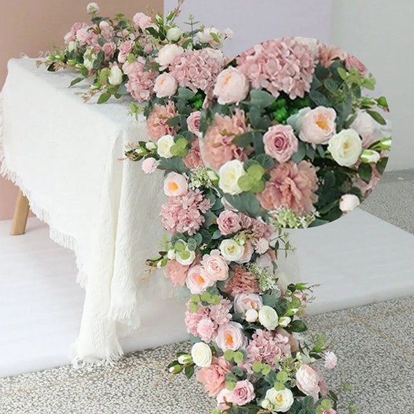 Fila di fiori bianchi e cipria, fiori da tavola rosa chiaro, runner da tavolo, divano, composizione floreale, sfondo per matrimoni, archi di fiori rosa