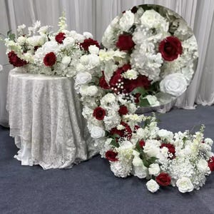 Tavolo con rose rosse e bianche, runner da tavolo con fiori artificiali, centrotavola con fiori bianchi, fila di fiori per matrimoni, decorazioni per feste di nozze a casa