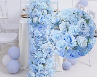 Puede incluir: Una guirnalda de flores artificiales de color azul claro con rosas e hortensias. La guirnalda es perfecta para decorar una boda o una fiesta.