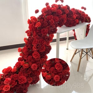 Fila di fiori artificiali di rose bordeaux, sfondo per matrimonio, disposizione di peonie e rose rosse, runner da tavolo con arco, ghirlanda di fiori, fiori da tavolo per matrimonio