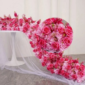 Felroze roos bloem rij, fushia bloem rij tafel tafeldecoraties bruiloft bloemen achtergrond muur boog decor feestdag podium weg geciteerde bloem