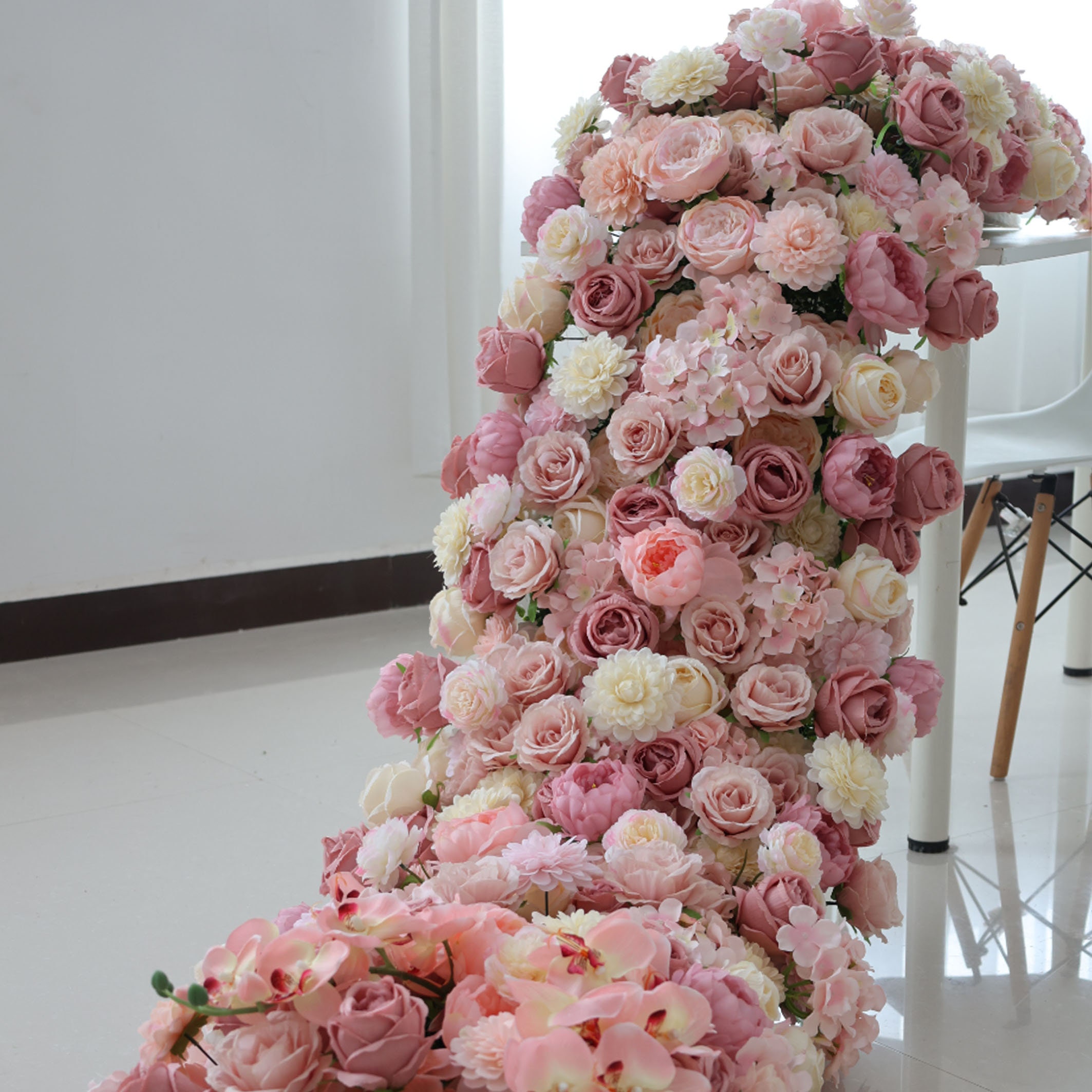 結婚披露宴のテーブルフラワーランナー、ピンク、ラベンダーとプラムの