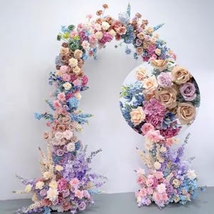 Regenboogkleurige kunstmatige bloemen rij boog, kleurrijke roos bloem rij arrangement ceremonie bruiloft decor, verjaardagsfeestje evenement thuis achtergrond