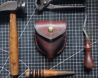 Bolsa de cuero redonda, tapa a presión y presilla para cinturón, personalizable