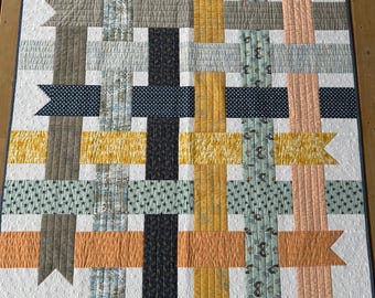 Trapunta artigianale con nastro blu e giallo pesca - Dimensioni coperta da grembo - 53" x 61"