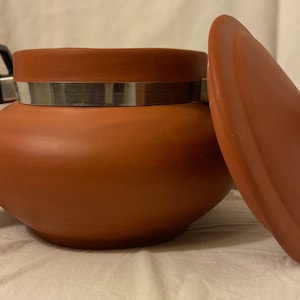 Clay Cooking pot . Terracotta Cooking Pot. Strong and Durable. Handle and Lid. Traditional, Unglazed & Natural cookware. 4 and 2.5 Litres.