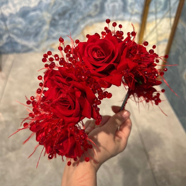 de fleurs roses en velours rouge, diadème de mariée floral | Design artisanal d'inspiration mexicaine pour les mariages, les fêtes et tous les événements spéciaux