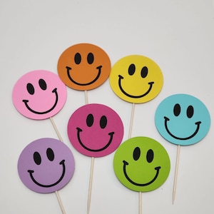 Smiley Face Cupcake Toppers: Groovy Party Decorations