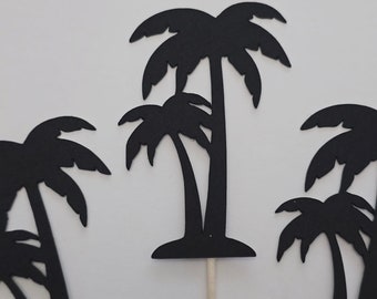 Könnte beinhalten: Drei schwarze Palmensilhouetten aus Karton, die jeweils an einem dünnen Holzstab befestigt sind. Die Palmenformen weisen detaillierte Wedel und einen zentralen Stamm auf und bilden ein flaches, dekoratives Design für verschiedene Zwecke.