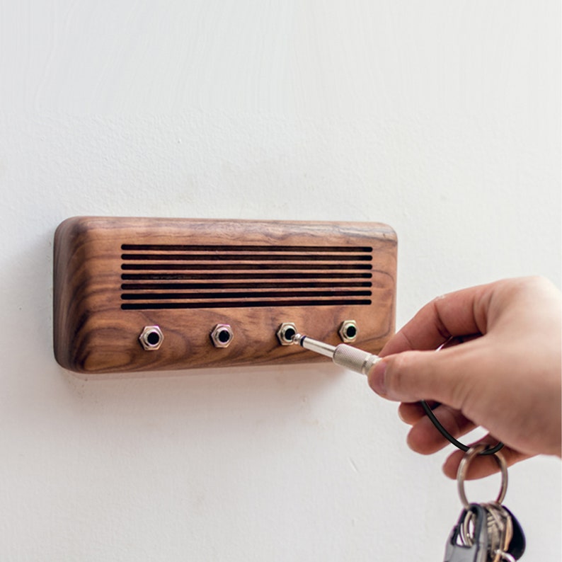 handgemaakte houten sleutelhouder voor muur, luidspreker houten sleutelopslag, aan de muur gemonteerd sleutelrek, rustieke sleutelhaak, houten home wanddecoratie, sleutel organizer afbeelding 1