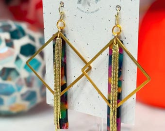 Pendientes colgantes geométricos coloridos con diseño de carey y detalle de flecos dorados / Pendientes acrílicos / Joyería llamativa única para mujer