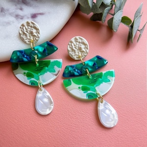 Pendientes geométricos colgantes de mármol verde funky, coloridos y llamativos / Pendientes acrílicos / Joyería única para mujer