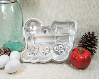 Vintage 1975 Wilton Steam Engine Aluminum Cake Mold Pan