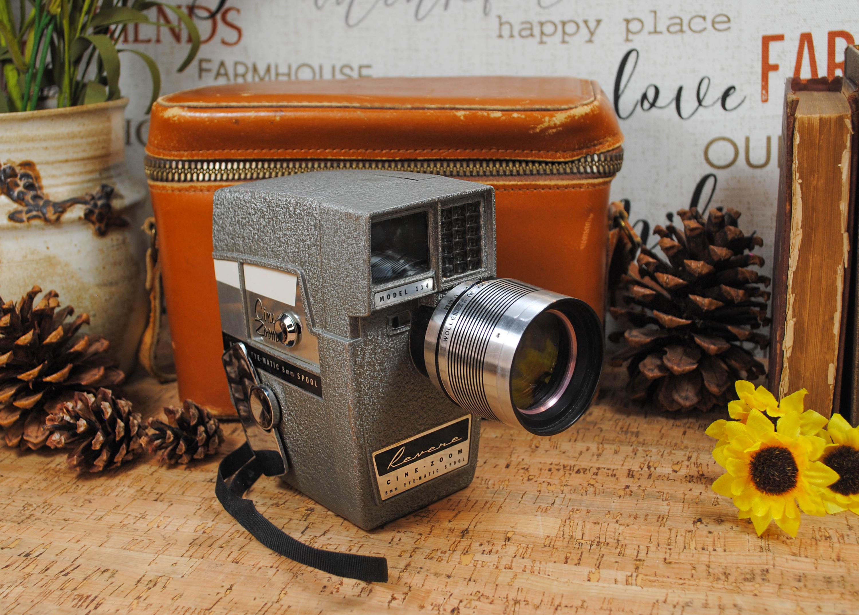VERY NICE Vintage Cine Zoom Model 114 Home Movie Camera with Leather Case