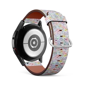 Può includere: Un orologio intelligente nero e argento con un cinturino in pelle colorato e stampato. Il cinturino presenta un design di francobolli e immagini legate ai viaggi.