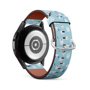Puede incluir: Un reloj inteligente negro con una banda estampada en azul y blanco con dientes de dibujos animados. La banda tiene las palabras "YES" y "NO" impresas en ella.