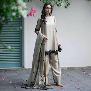 Weg vom weißen Farsi-Anzug mit schwarzer Stickereiarbeit, indische pakistanische Hochzeit Mehendi Sangeet Festival-Partyabnutzung Salwar Kameez, Kurta Sets