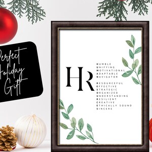 Puede incluir: Un dise&ntilde;o de arte de pared imprimible con la letra "HR" y una lista de adjetivos positivos que describen las cualidades de un profesional de Recursos Humanos. El dise&ntilde;o est&aacute; enmarcado en un marco negro y tiene un fondo blanco con hojas verdes de acuarela.