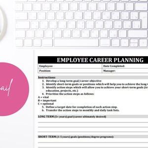 Puede incluir: Una hoja de trabajo de planificaci&oacute;n de carrera para empleados imprimible con secciones para objetivos a largo plazo y a corto plazo, instrucciones y un lugar para enumerar los pasos de acci&oacute;n.