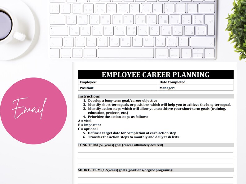 Puede incluir: Una hoja de trabajo de planificaci&oacute;n de carrera para empleados imprimible con secciones para objetivos a largo plazo y a corto plazo, instrucciones y un lugar para enumerar los pasos de acci&oacute;n.