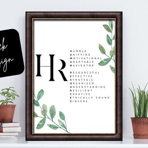 Puede incluir: Un dise&ntilde;o de arte de pared imprimible con las letras HR en negro y una lista de palabras que describen las cualidades de un profesional de Recursos Humanos. Las palabras est&aacute;n dispuestas en una columna vertical y est&aacute;n rodeadas de hojas verdes de acuarela.